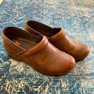 Oiled Antique Brown Dansko XP Clogs (Size 39)